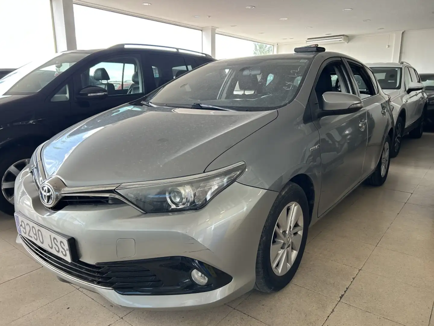 Toyota Auris hybrid 140H Active Gris - 2