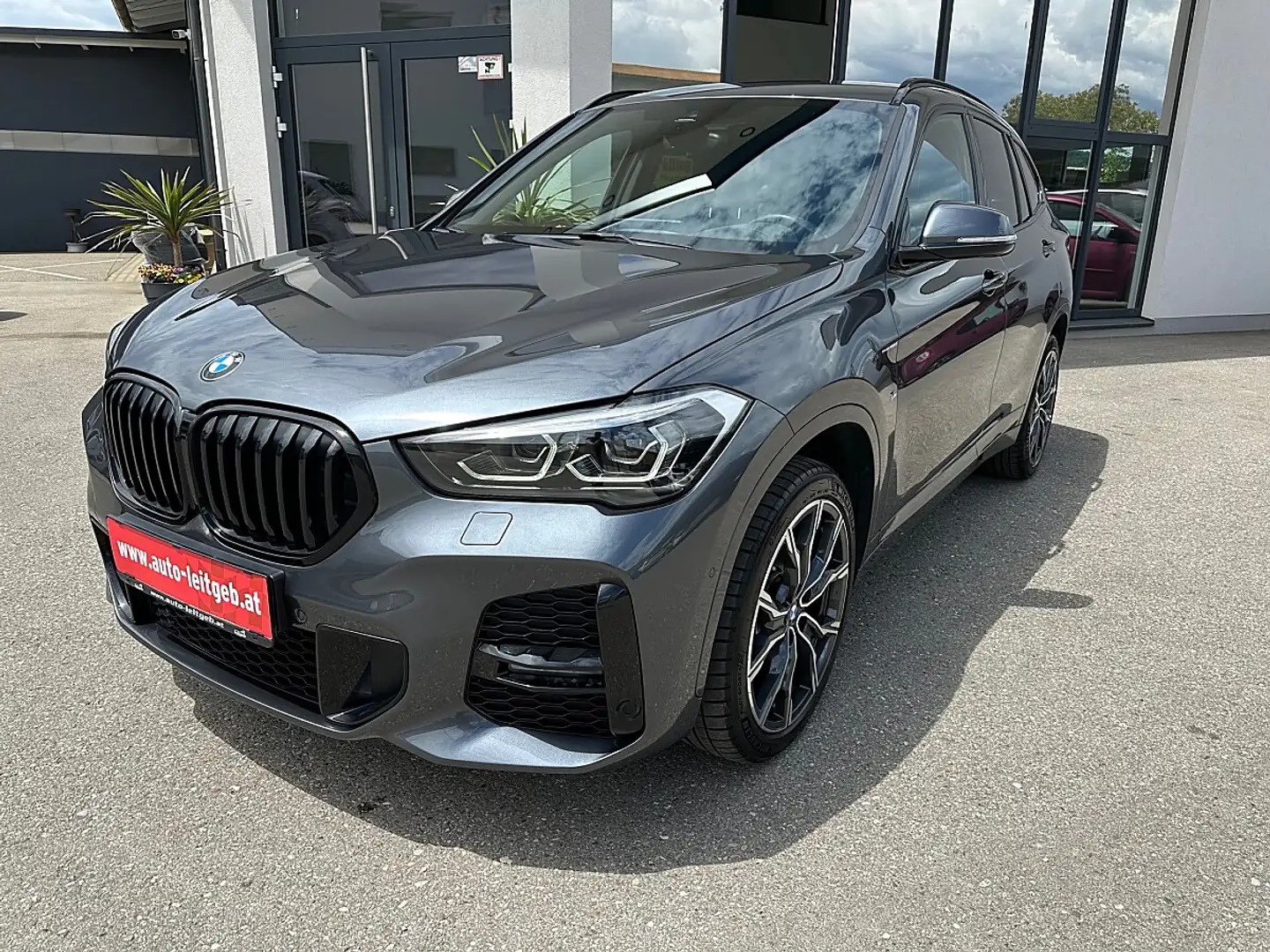 BMW X1 xDrive18d Aut. M-Paket Grau - 1