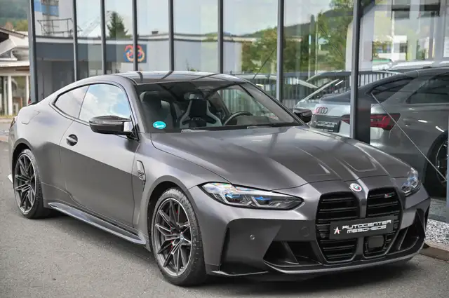 BMW M4 view 3