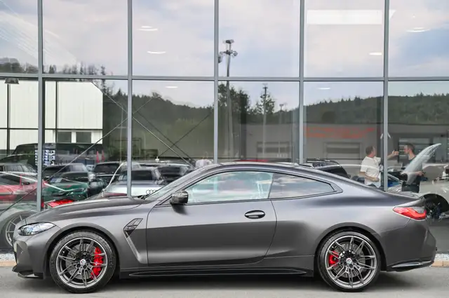 BMW M4 view 6