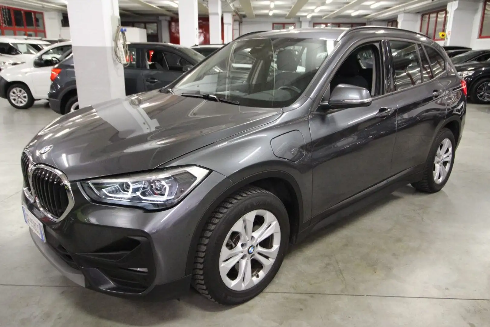 BMW X1 xDrive25e Business Advantage Grijs - 2
