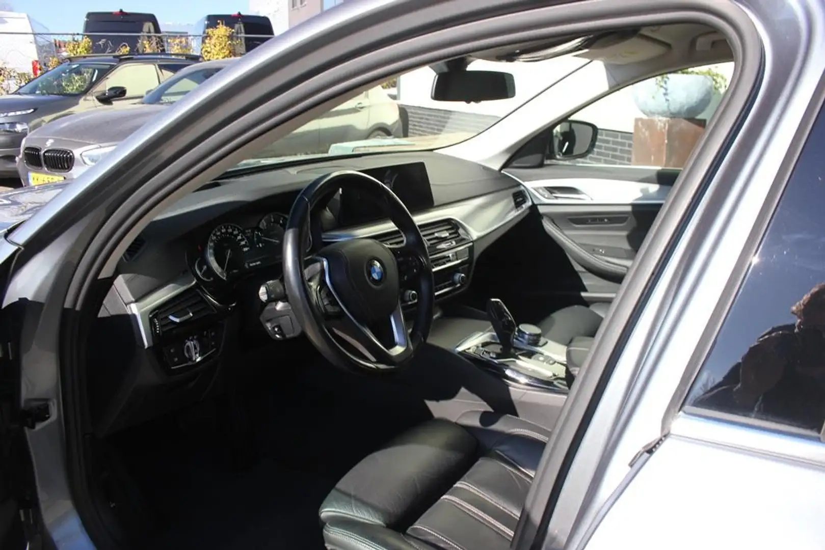 BMW 520 5-serie Touring 520i High Executive | Trekhaak | H Grijs - 2