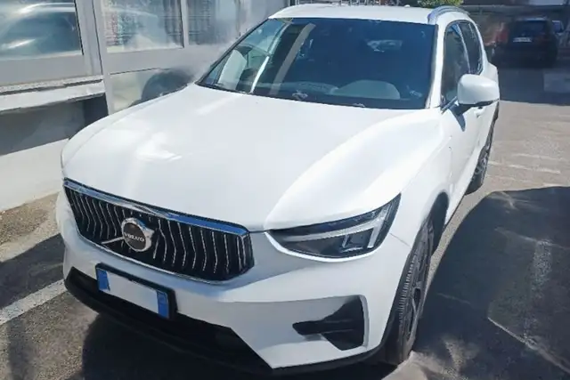 Volvo XC40 view 3