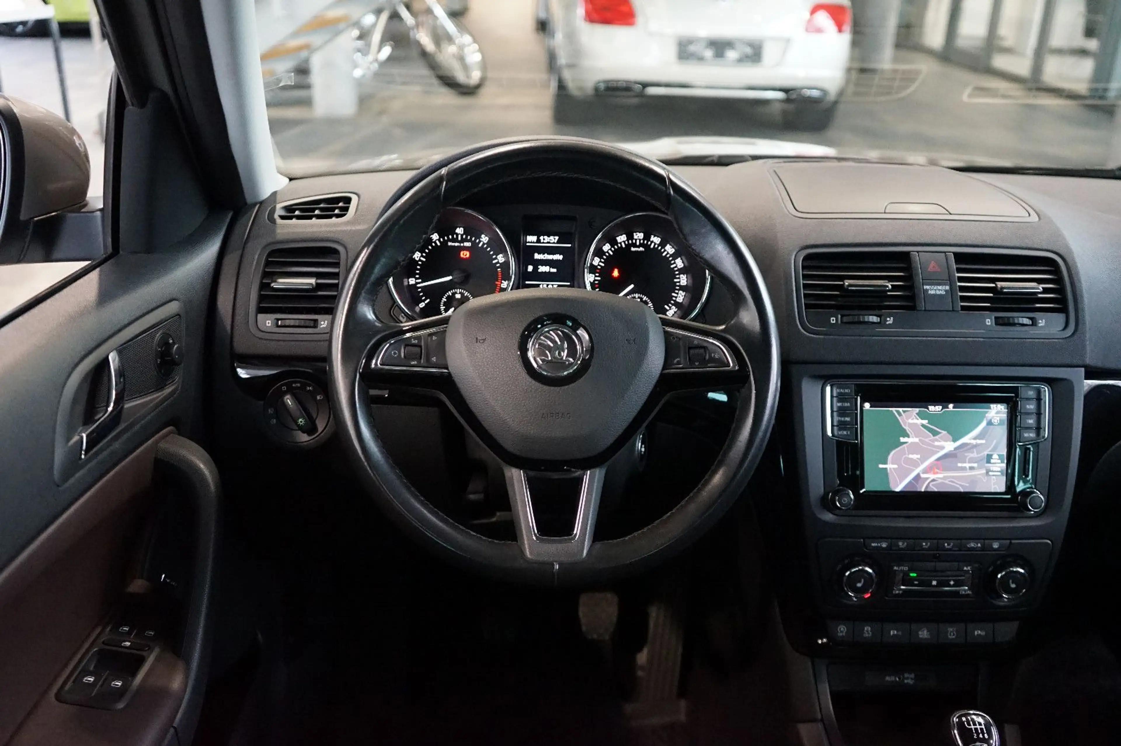 Skoda Yeti L&K 4x4*AHK*PANO*LEDER*NAVI*KAM* — photo 14