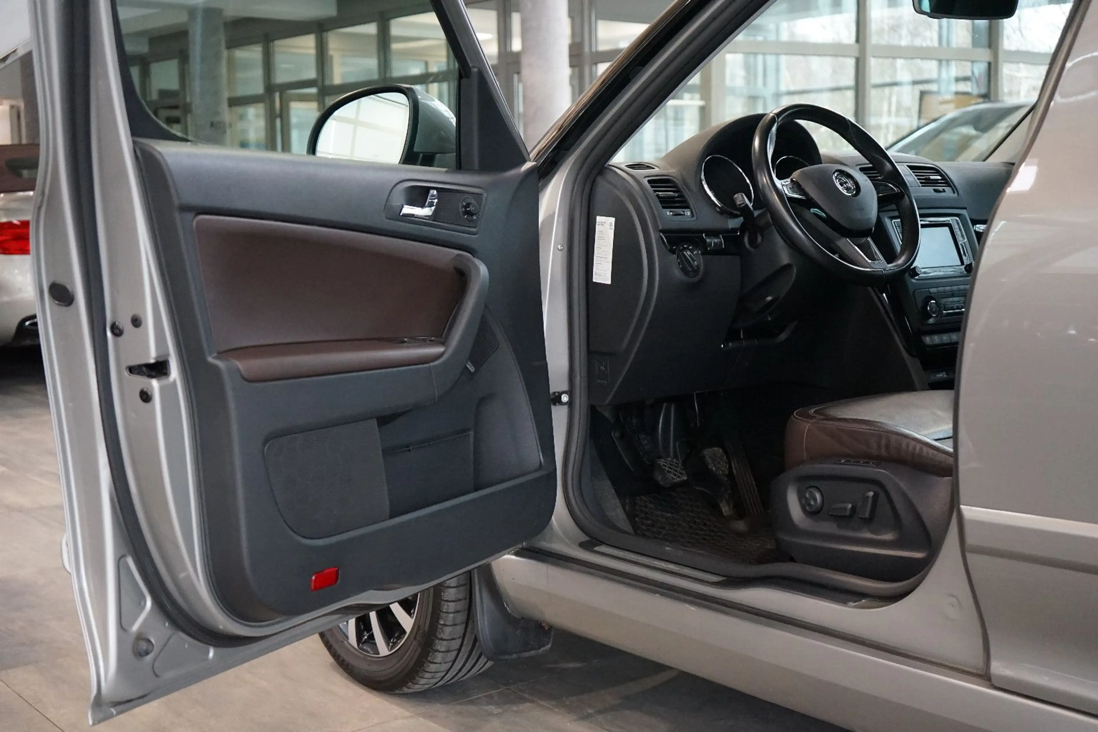 Skoda Yeti L&K 4x4*AHK*PANO*LEDER*NAVI*KAM* — photo 8