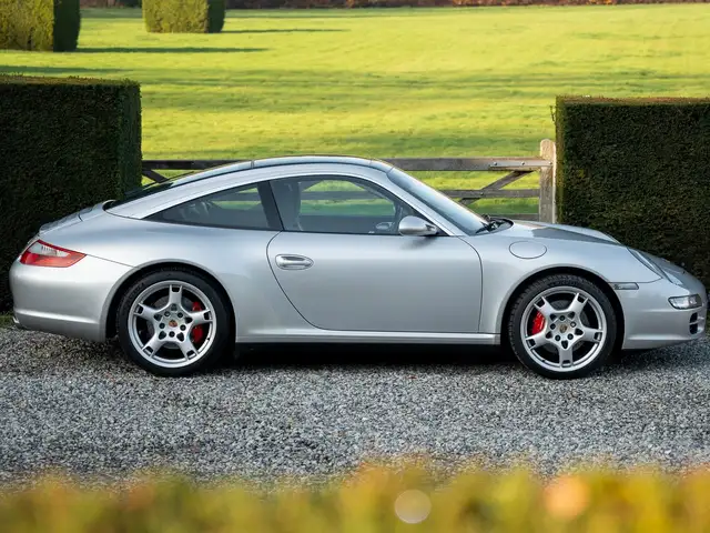Porsche 997 view 7