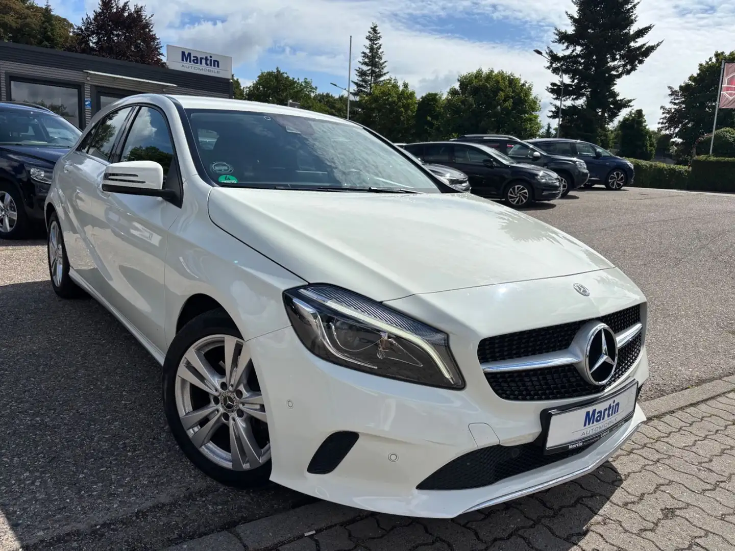 Mercedes-Benz A 180 Urban *Automatik + Navigation + LED * Weiß - 1