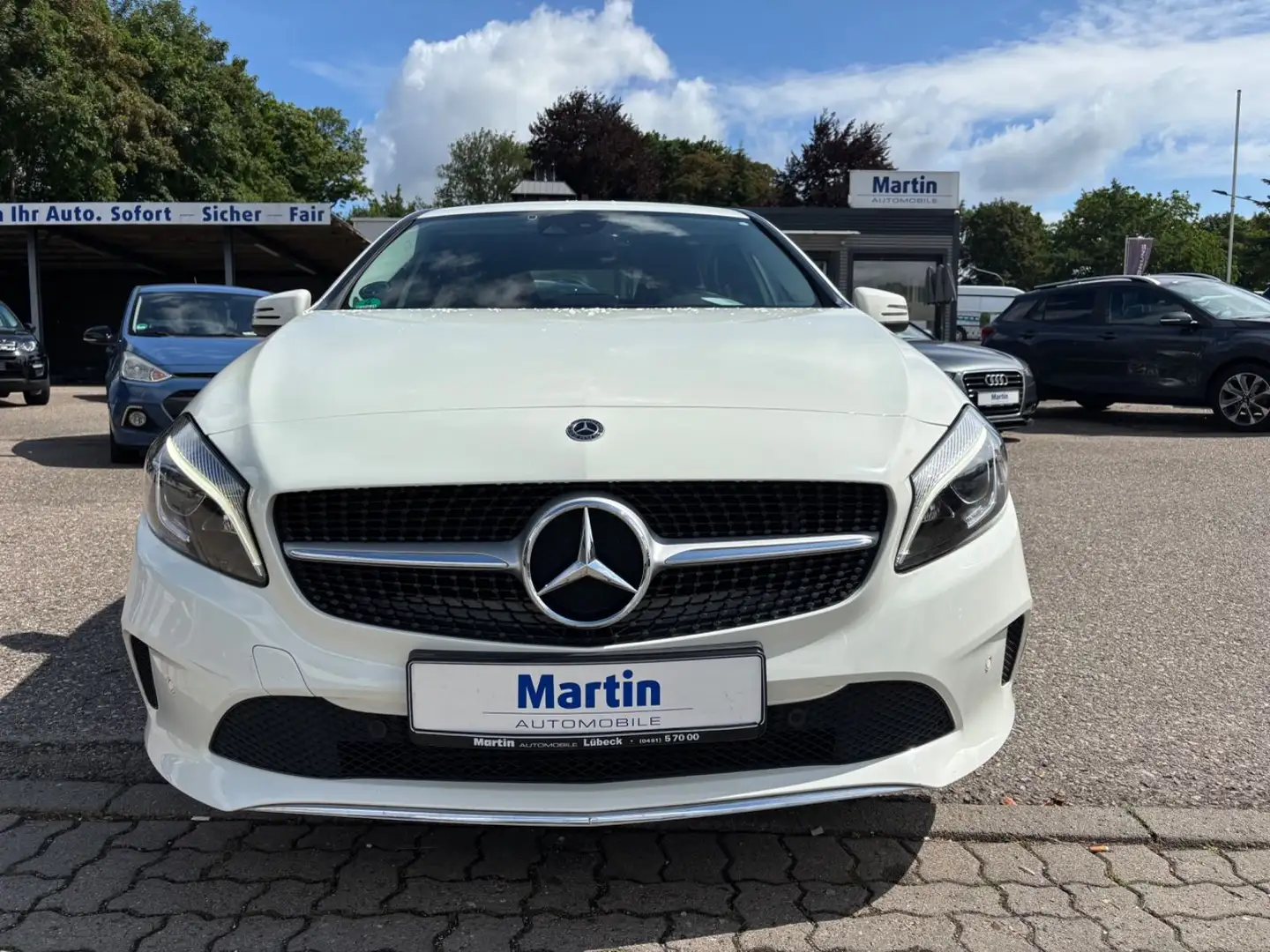 Mercedes-Benz A 180 Urban *Automatik + Navigation + LED * Weiß - 2