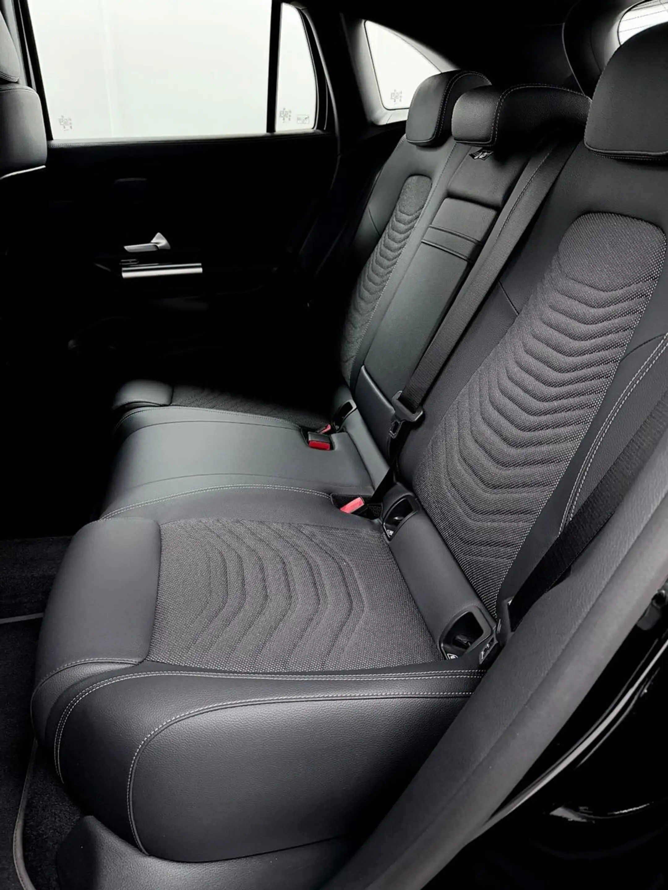 Mercedes-Benz EQA 300 4Matic-Progressive- LED-KAM-AMB-MBUX — photo 19