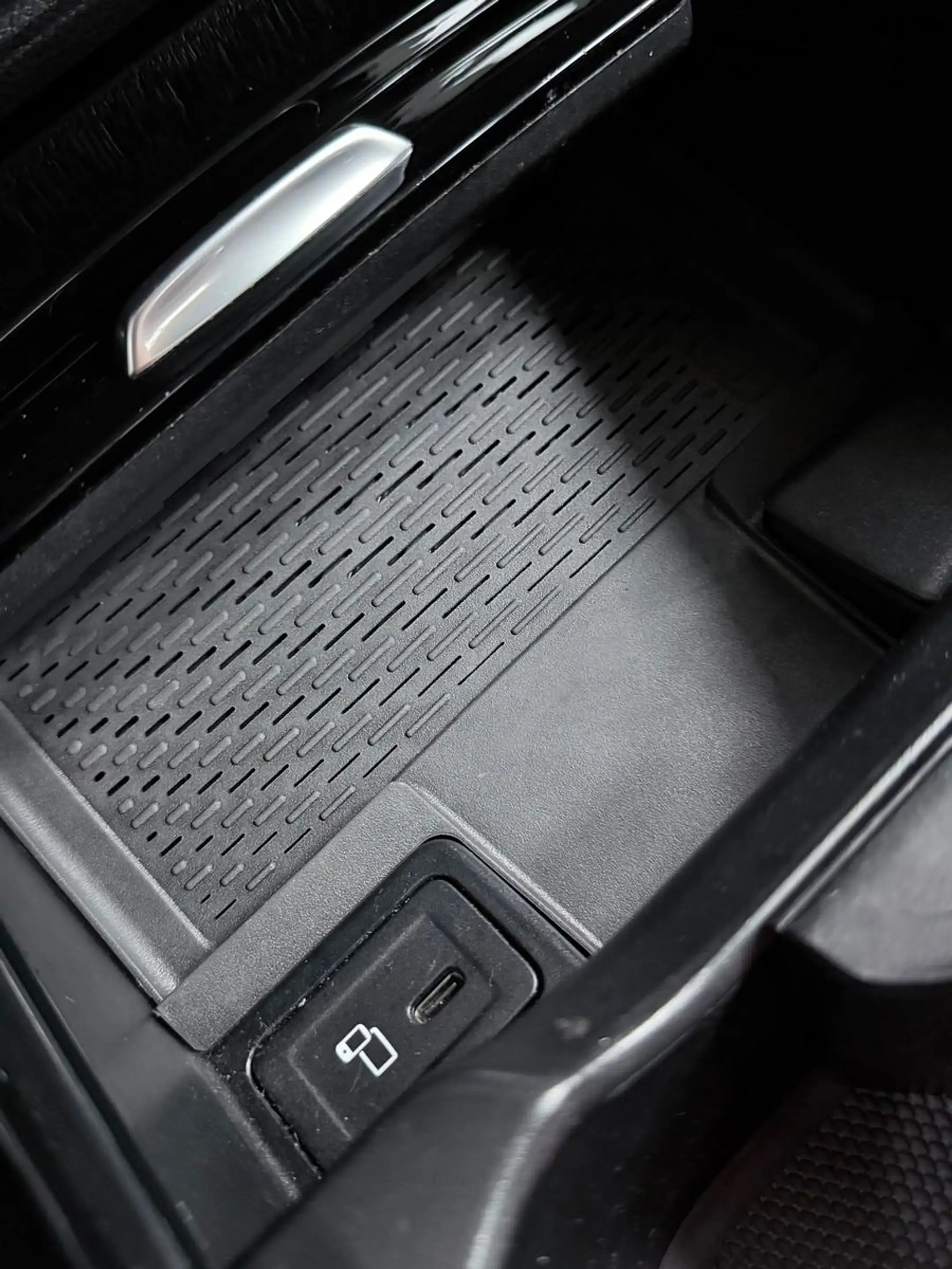 Mercedes-Benz EQA 300 4Matic-Progressive- LED-KAM-AMB-MBUX — photo 14