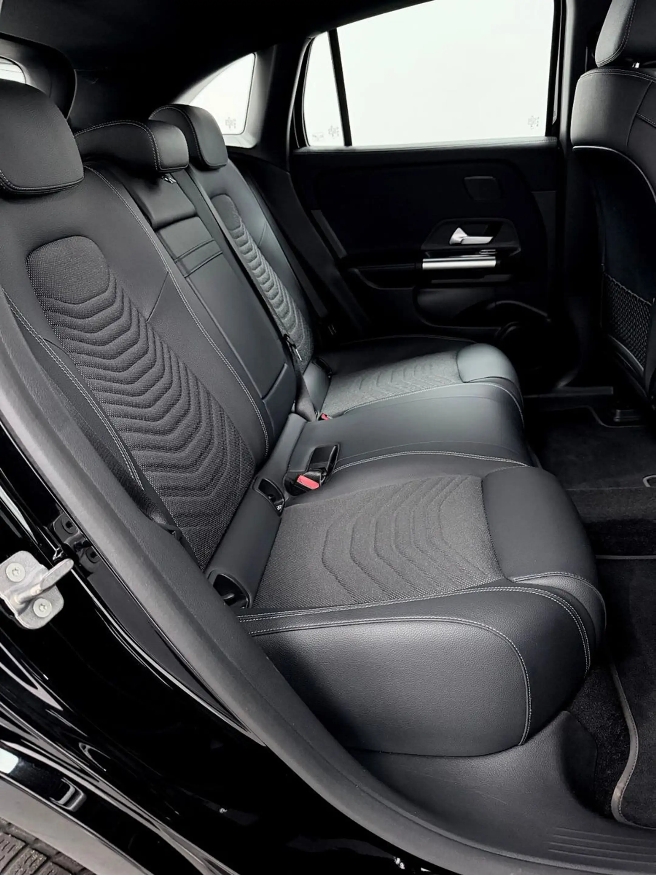 Mercedes-Benz EQA 300 4Matic-Progressive- LED-KAM-AMB-MBUX — photo 24