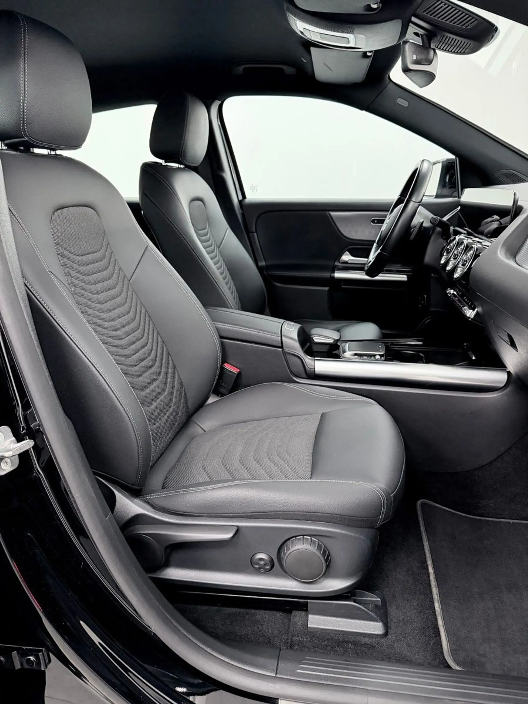 Mercedes-Benz EQA 300 4Matic-Progressive- LED-KAM-AMB-MBUX — photo 22