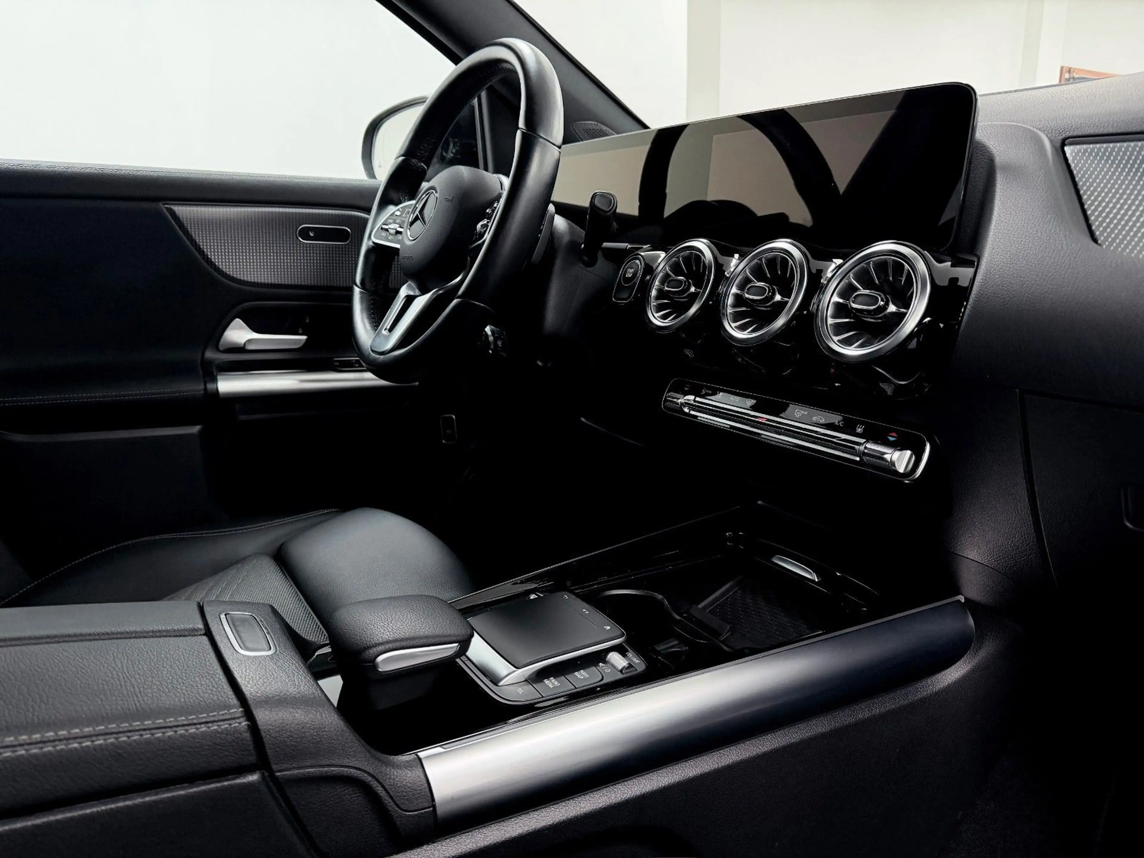 Mercedes-Benz EQA 300 4Matic-Progressive- LED-KAM-AMB-MBUX — photo 23