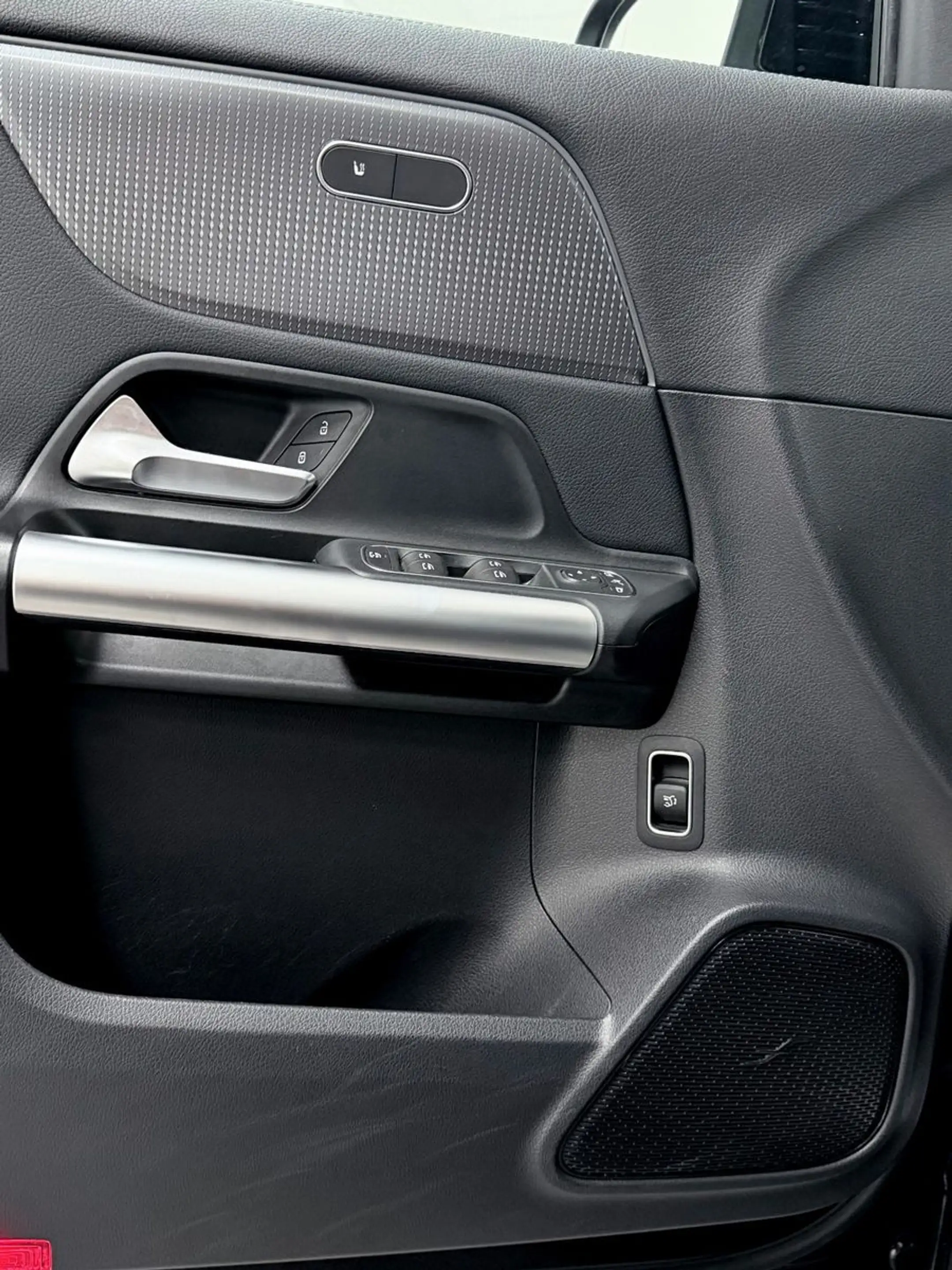 Mercedes-Benz EQA 300 4Matic-Progressive- LED-KAM-AMB-MBUX — photo 17