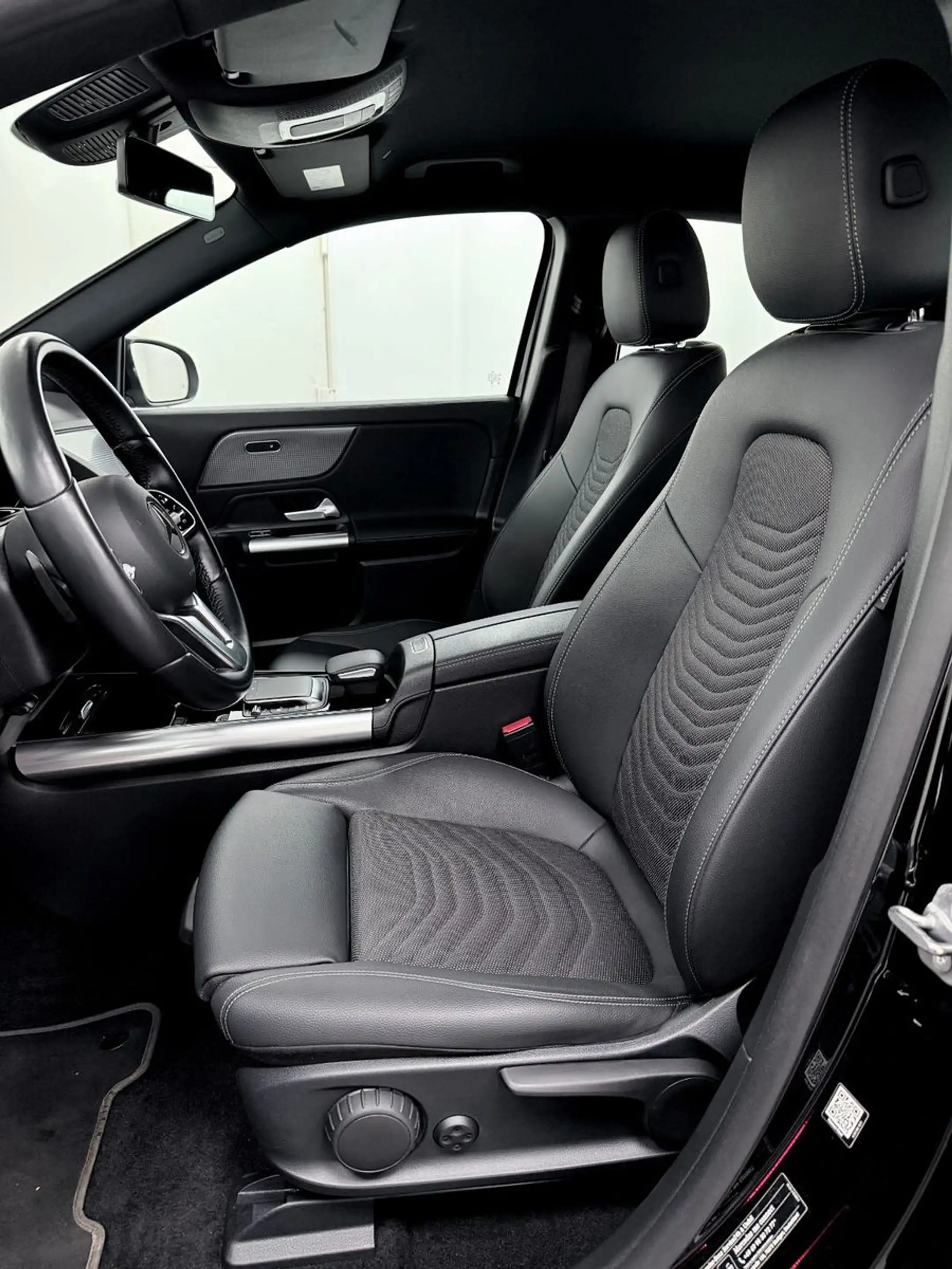 Mercedes-Benz EQA 300 4Matic-Progressive- LED-KAM-AMB-MBUX — photo 18
