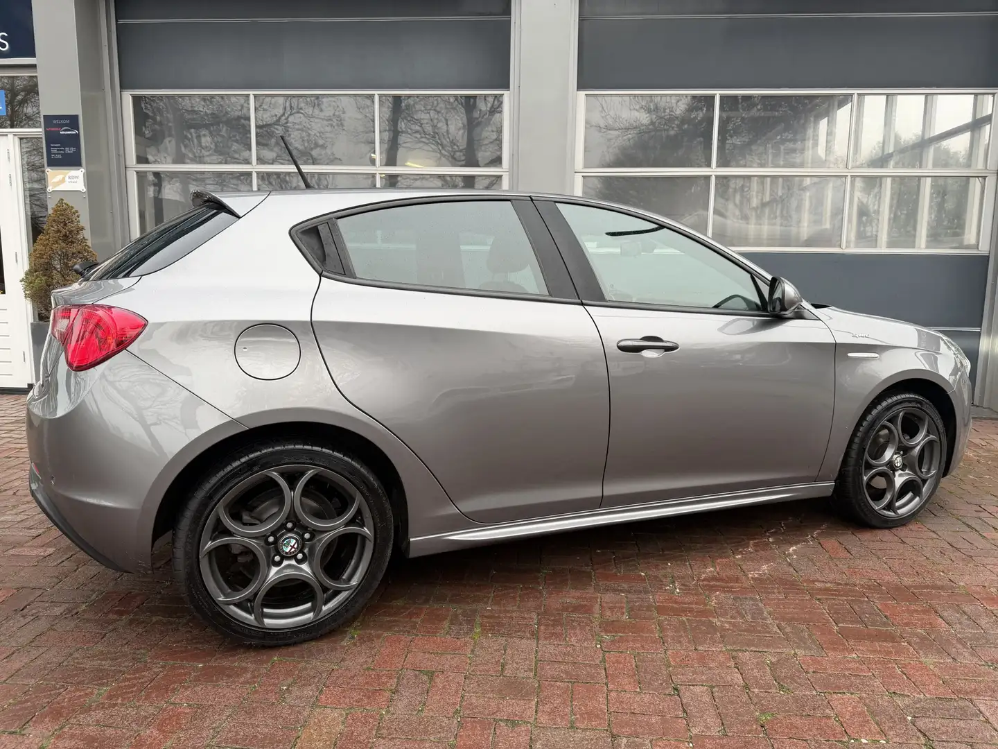 Alfa Romeo Giulietta 1.6 JTDm Sprint bj 2016 18inch,Navi,Cruise,Clima 1 Grijs - 2
