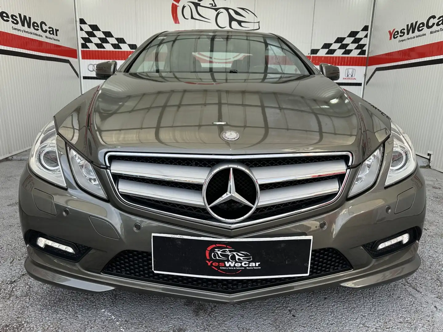 Mercedes-Benz E 220 Coupé 220CDI BE Aut. Grau - 2