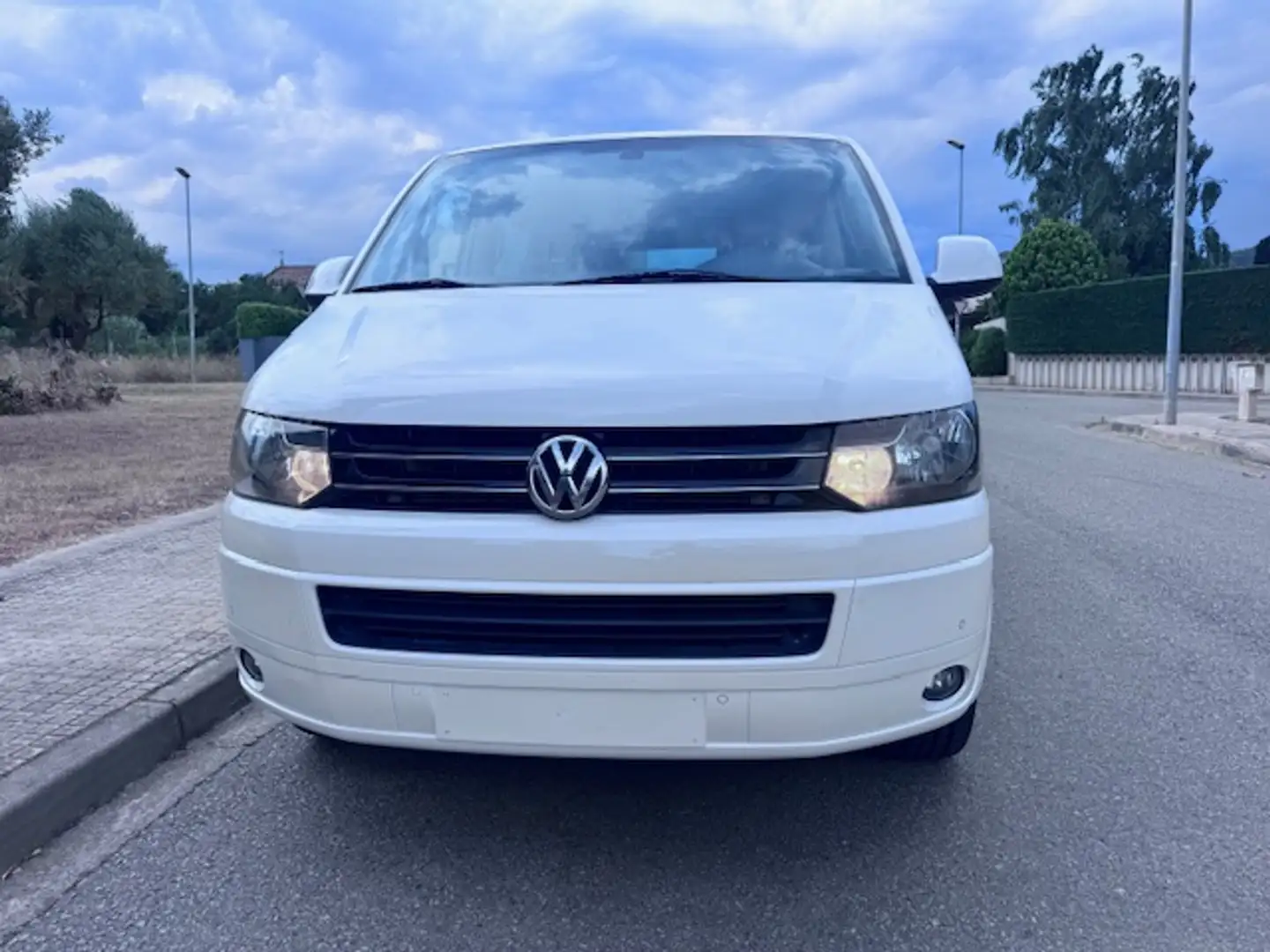Volkswagen VOLKSWAGEN Multivan M1 Monovolumen  Manual de 4 Pu Blanco - 2