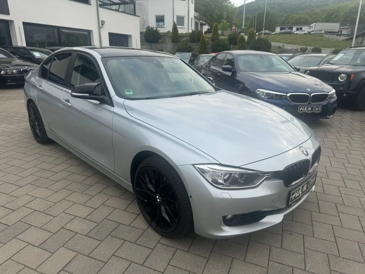 BMW 320 i/Aut/HUD/Kamera/Xenon/Navi/Steuerkette Neu!! Argent - 1