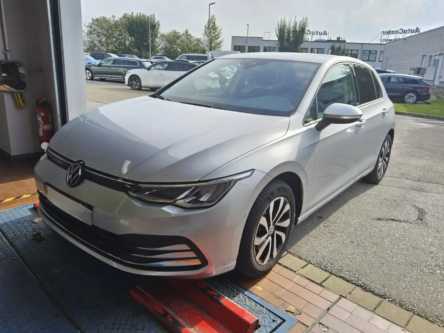 Volkswagen Golf VIII 1.5 eTSI Active*Park Assist*LED*Navi* Silber - 2