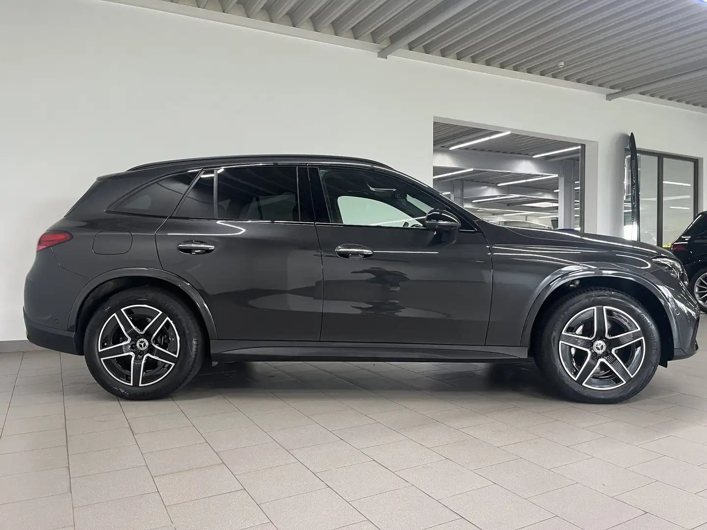 Mercedes-Benz GLC 300 e 4MATIC AMG+NIGHT+DIST+PANO+HA-LENKUNG+ Grau - 2