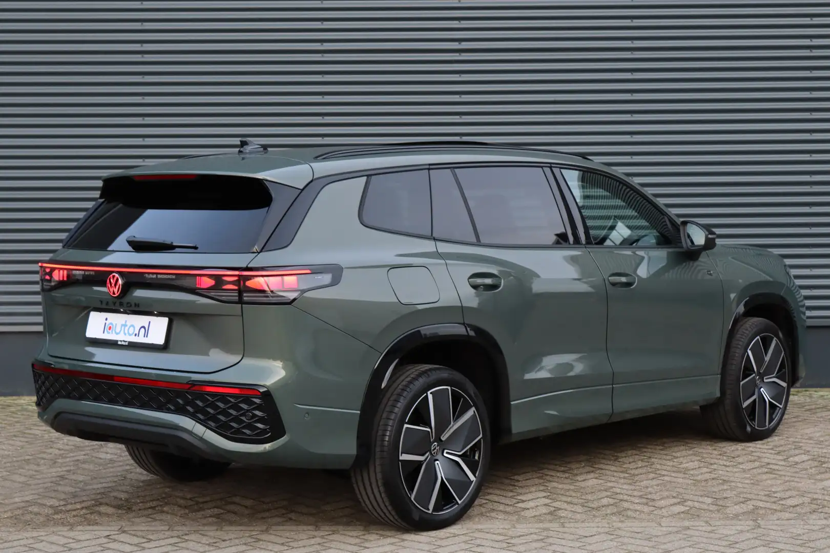 Volkswagen Tayron 1.5 eHybrid 272PK R-Line Black Style IQ.Light/Pano Grün - 2