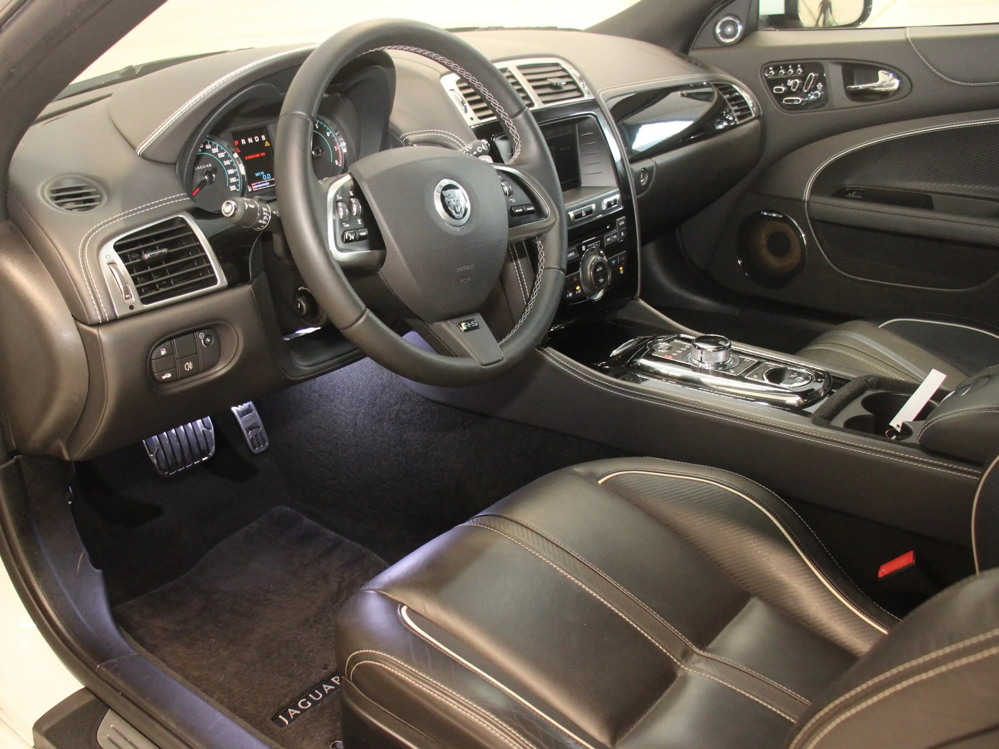 Jaguar XKR S Coupe 5.0 V8 Kompressor — photo 14