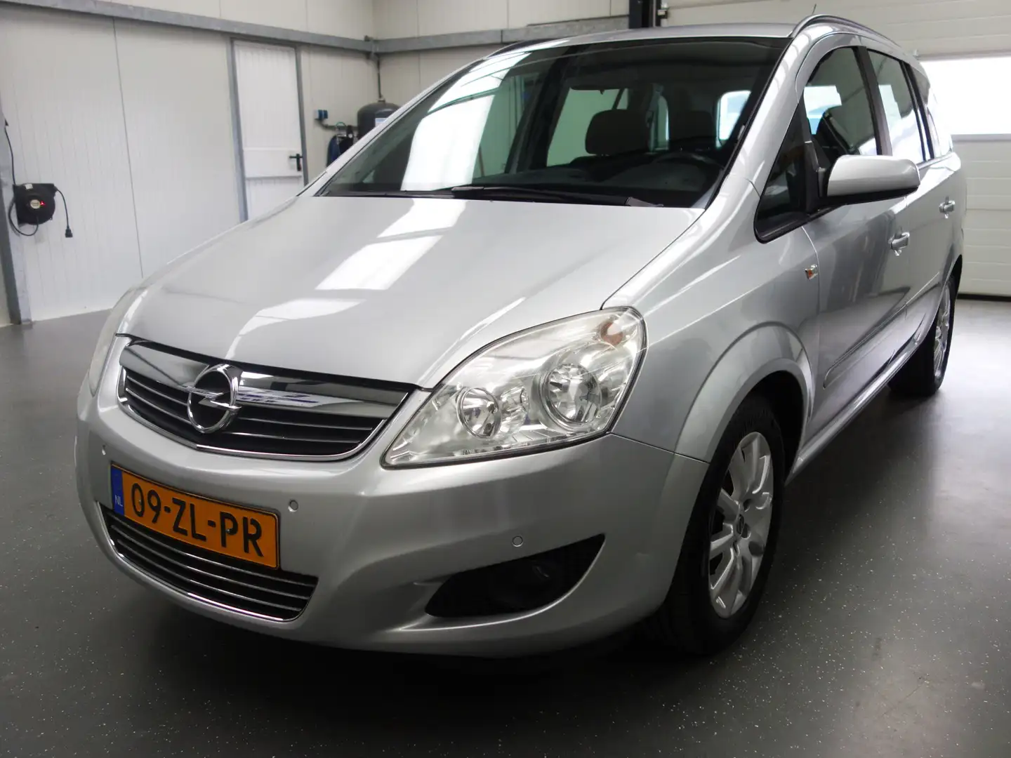 Opel Zafira 1.8 Temptation KEURIGE AUTO !!! Grijs - 2