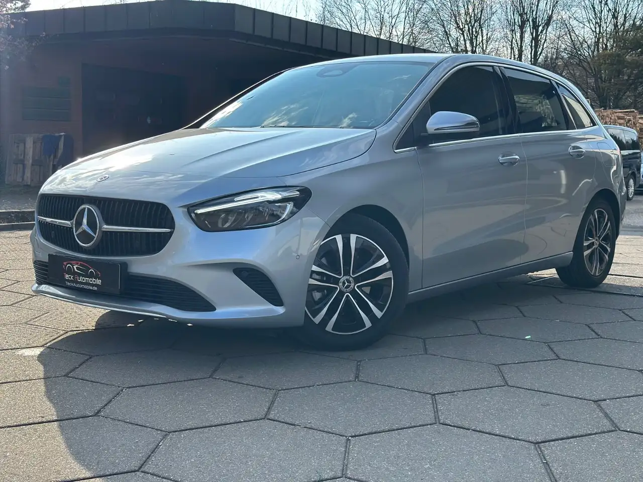 Mercedes-Benz B 180