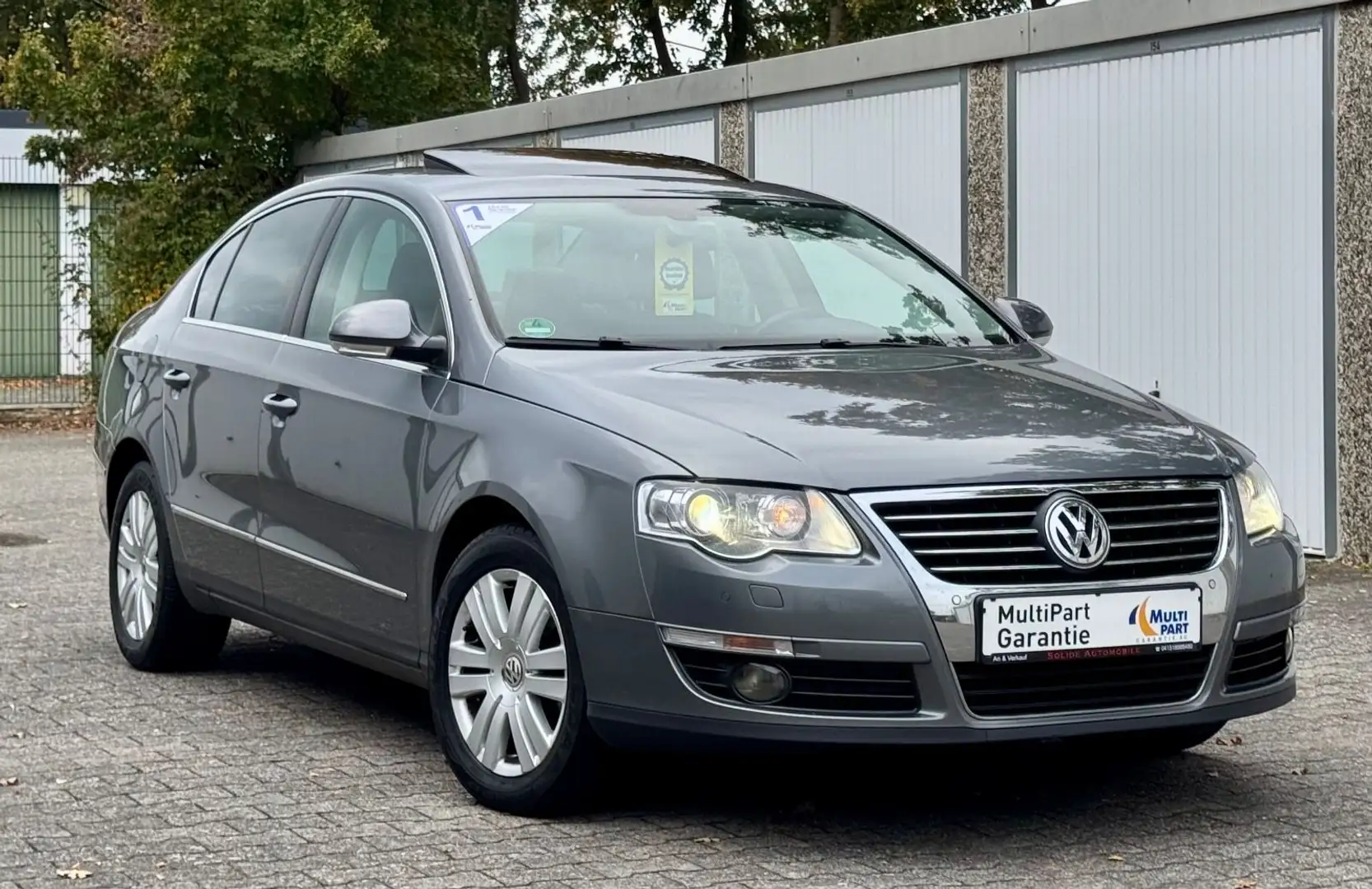 Volkswagen Passat Lim. Highline. Gris - 1