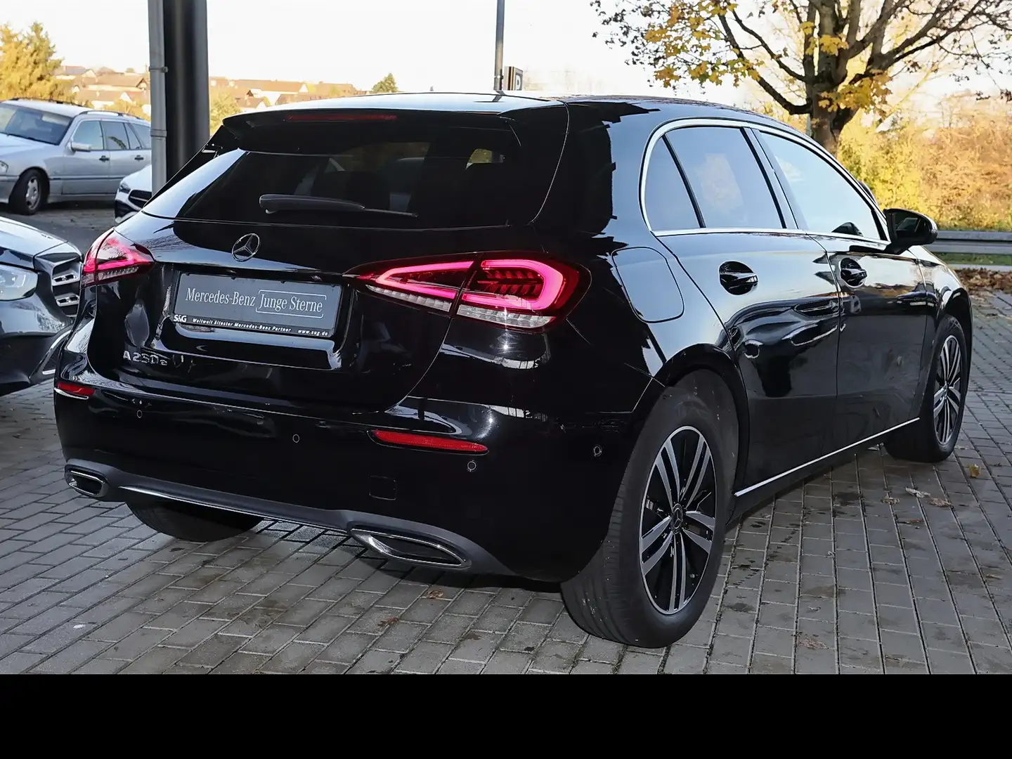 Mercedes-Benz A 250 e Kompaktlimousine Progressie RüKam+17 Schwarz - 2