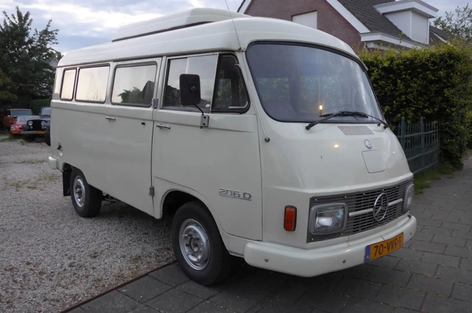 Mercedes-Benz 207 Kampeerauto Beige - 1