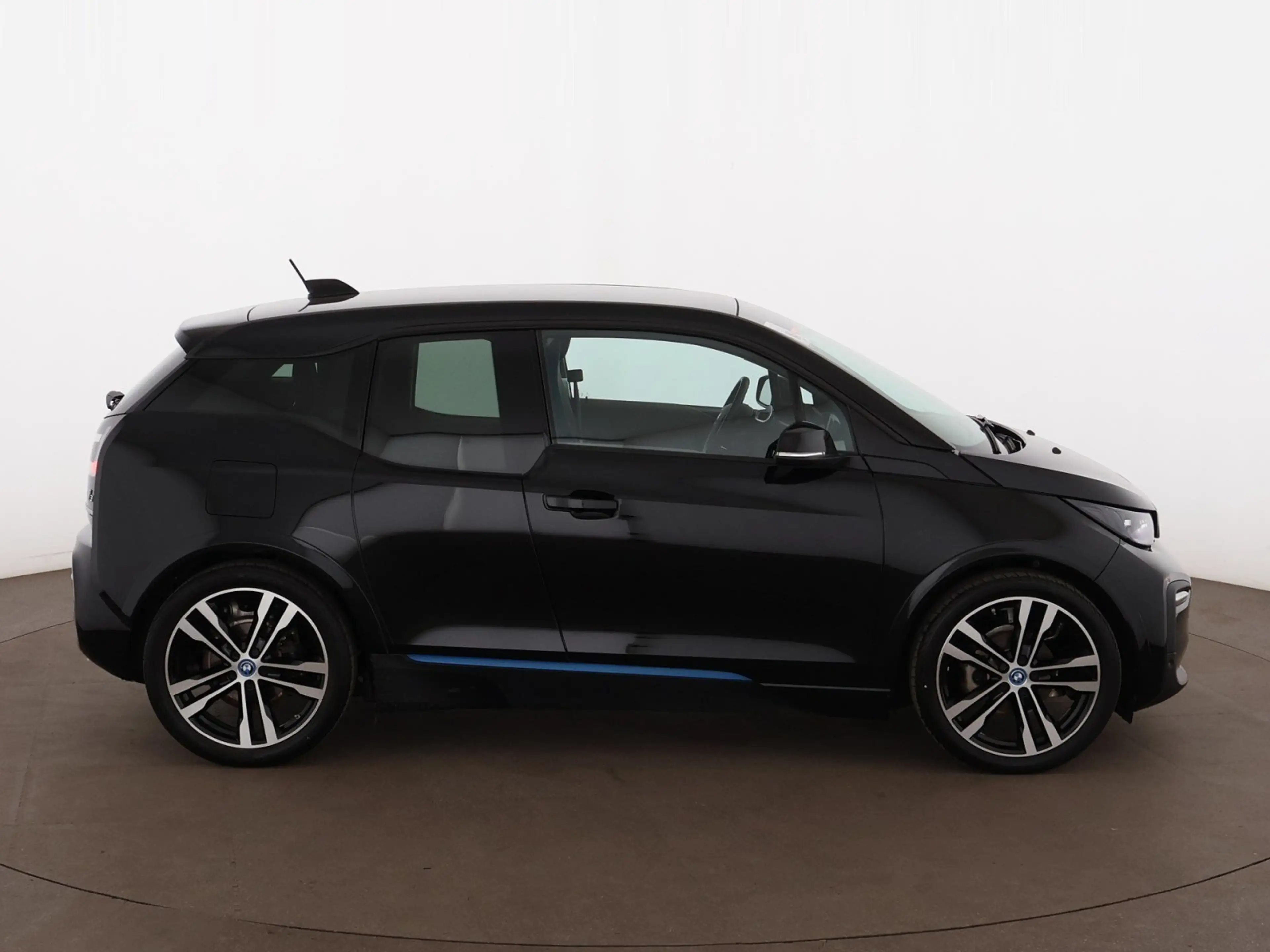 BMW i3 42kWh Aut LED WAERMEPUMPE NAVI SITZHZG — photo 9