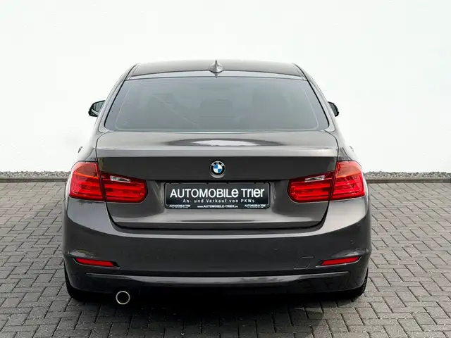 BMW 3 Series view 5