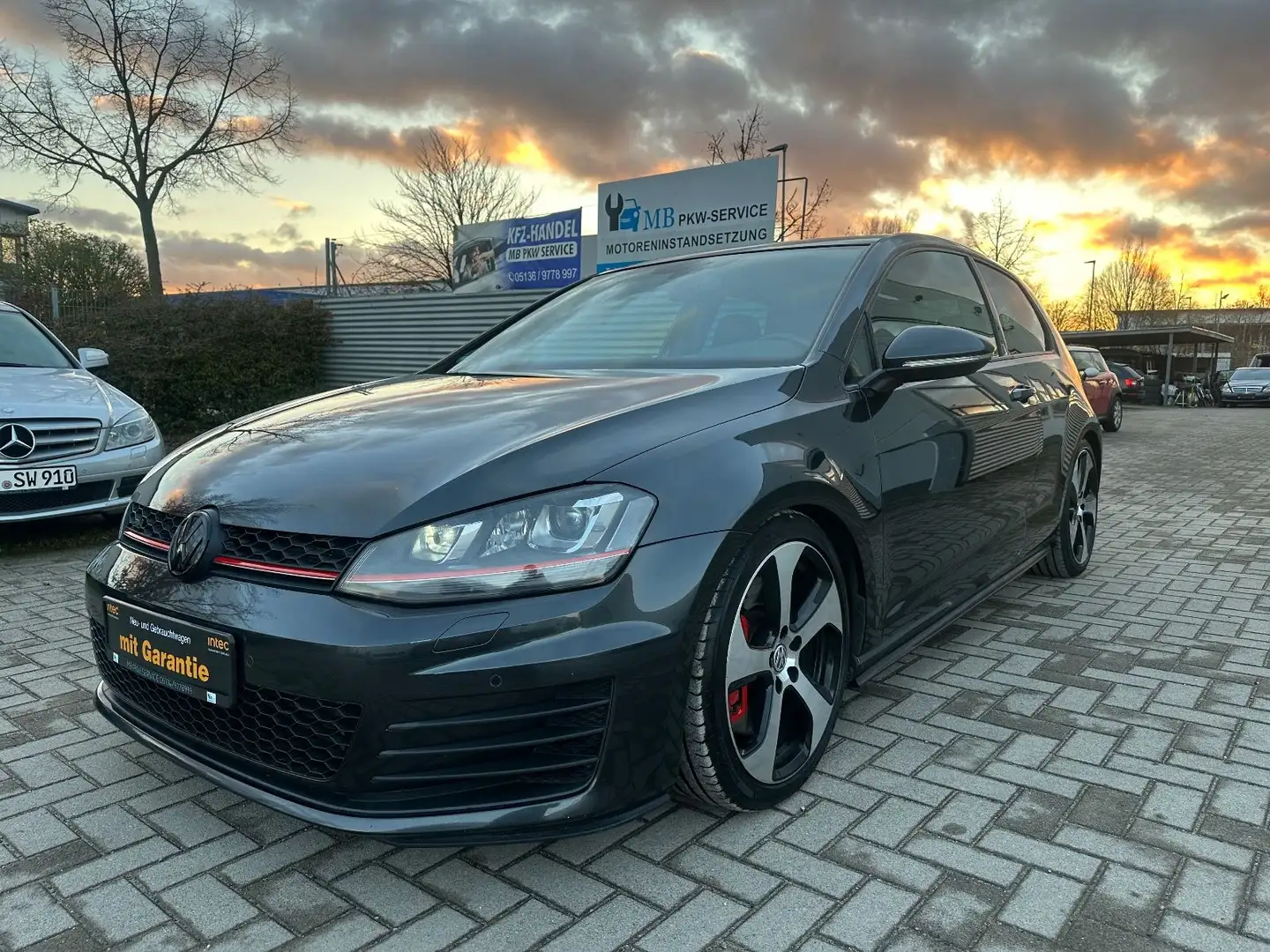 Volkswagen Golf GTI Performance Grau - 2
