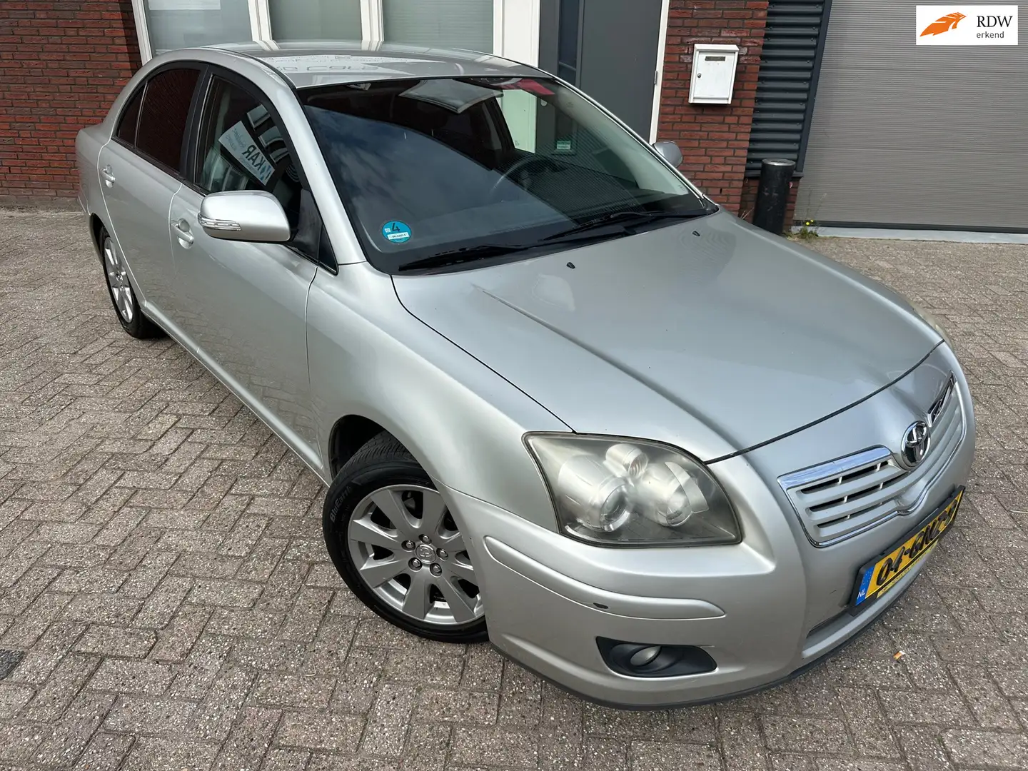 Toyota Avensis 1.8 VVTi Luna Business / Navi / Clima / NAP Grijs - 1