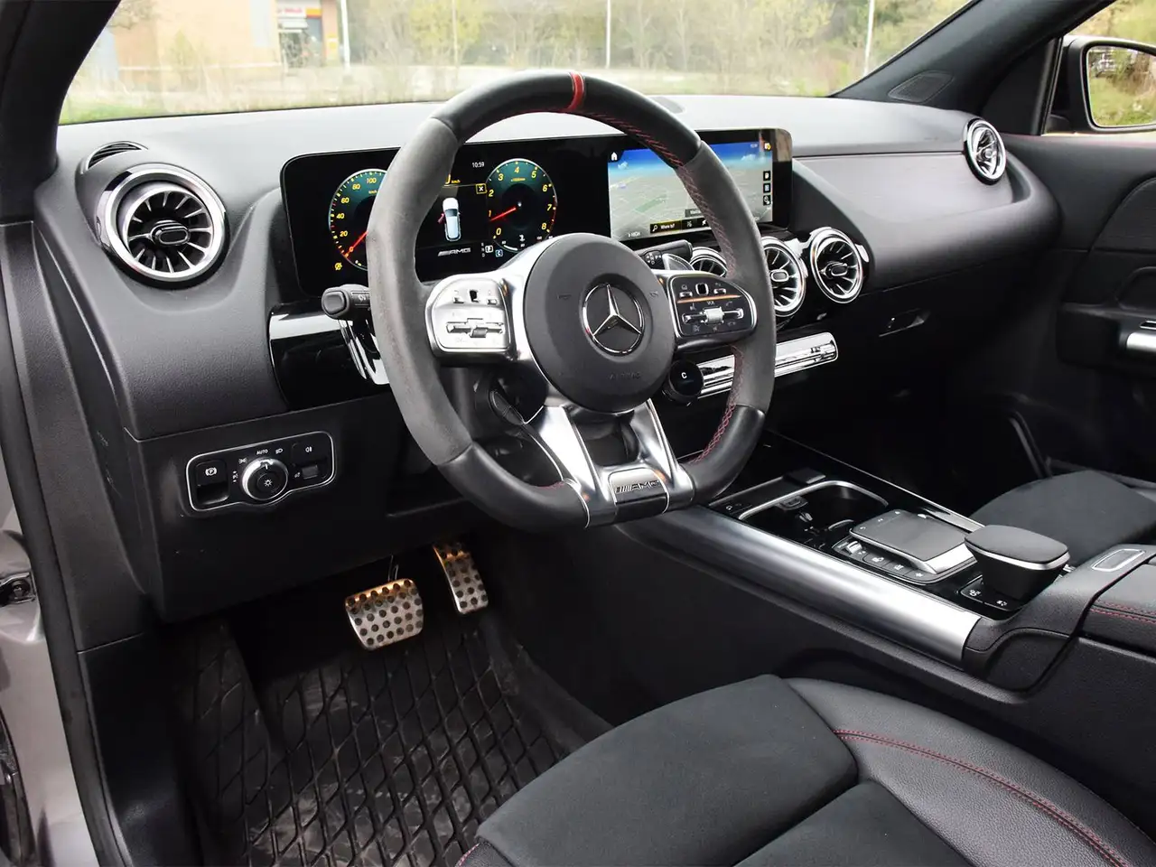 Mercedes-Benz GLA снимка Mercedes-Benz GLA