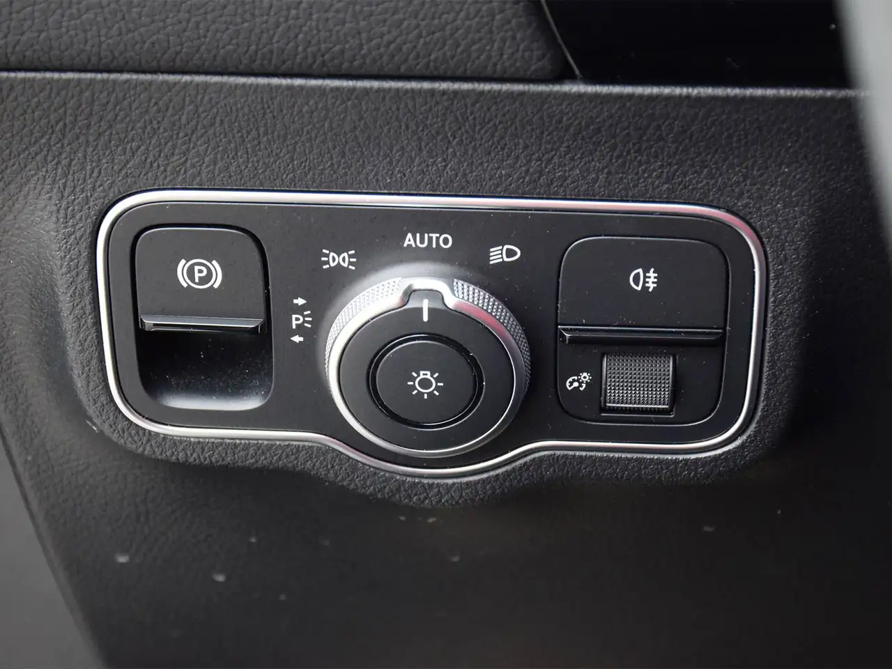 Mercedes-Benz GLA снимка Mercedes-Benz GLA