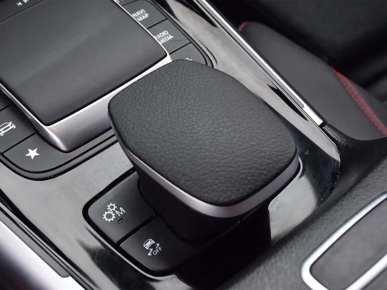 Mercedes-Benz GLA снимка Mercedes-Benz GLA