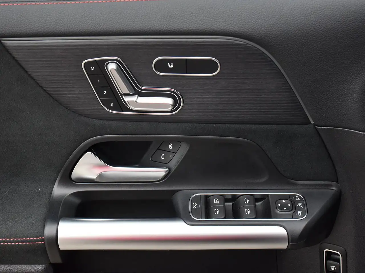 Mercedes-Benz GLA снимка Mercedes-Benz GLA