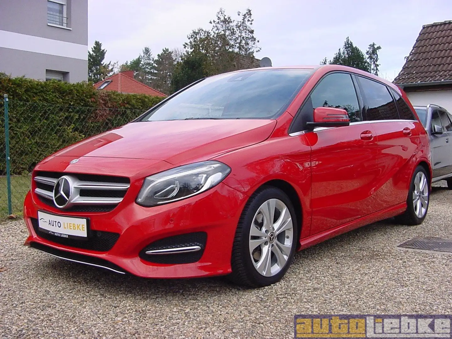 Mercedes-Benz B 200 AUTOM,LED,NAVI-COM,DISTR,TW-A,SHZ,PARK-ASS,A-CP,BT Rouge - 1