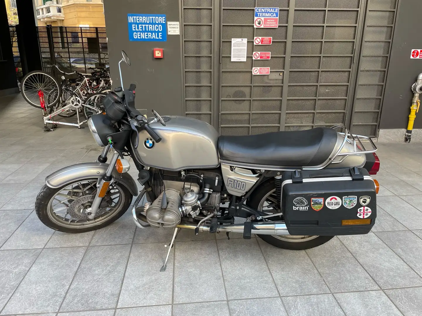 BMW R 100 R Stříbrná - 1