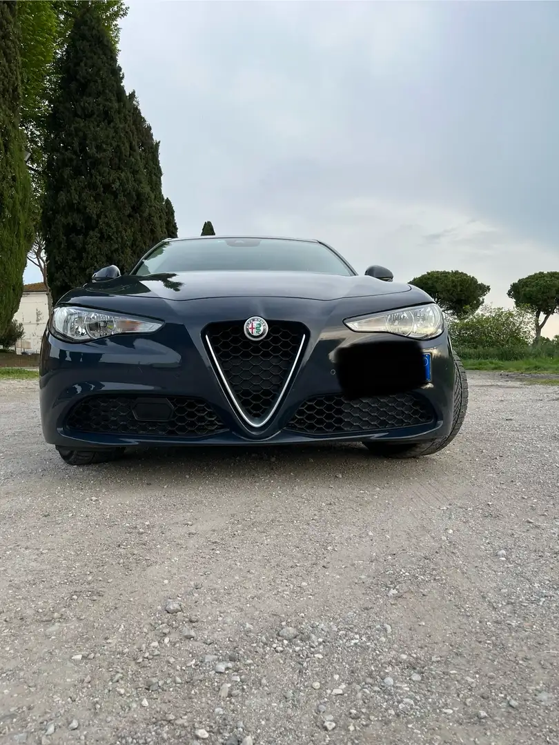 Alfa Romeo Giulia 2.2  150cv.  2018. color grigio lipari Blu/Azzurro - 1