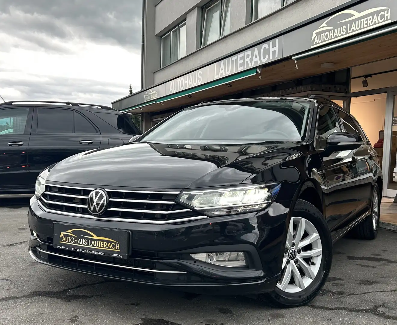 Volkswagen Passat Variant Business 2,0 SCR TDI DSG *1.HAND *APP *LED *ACC Schwarz - 1