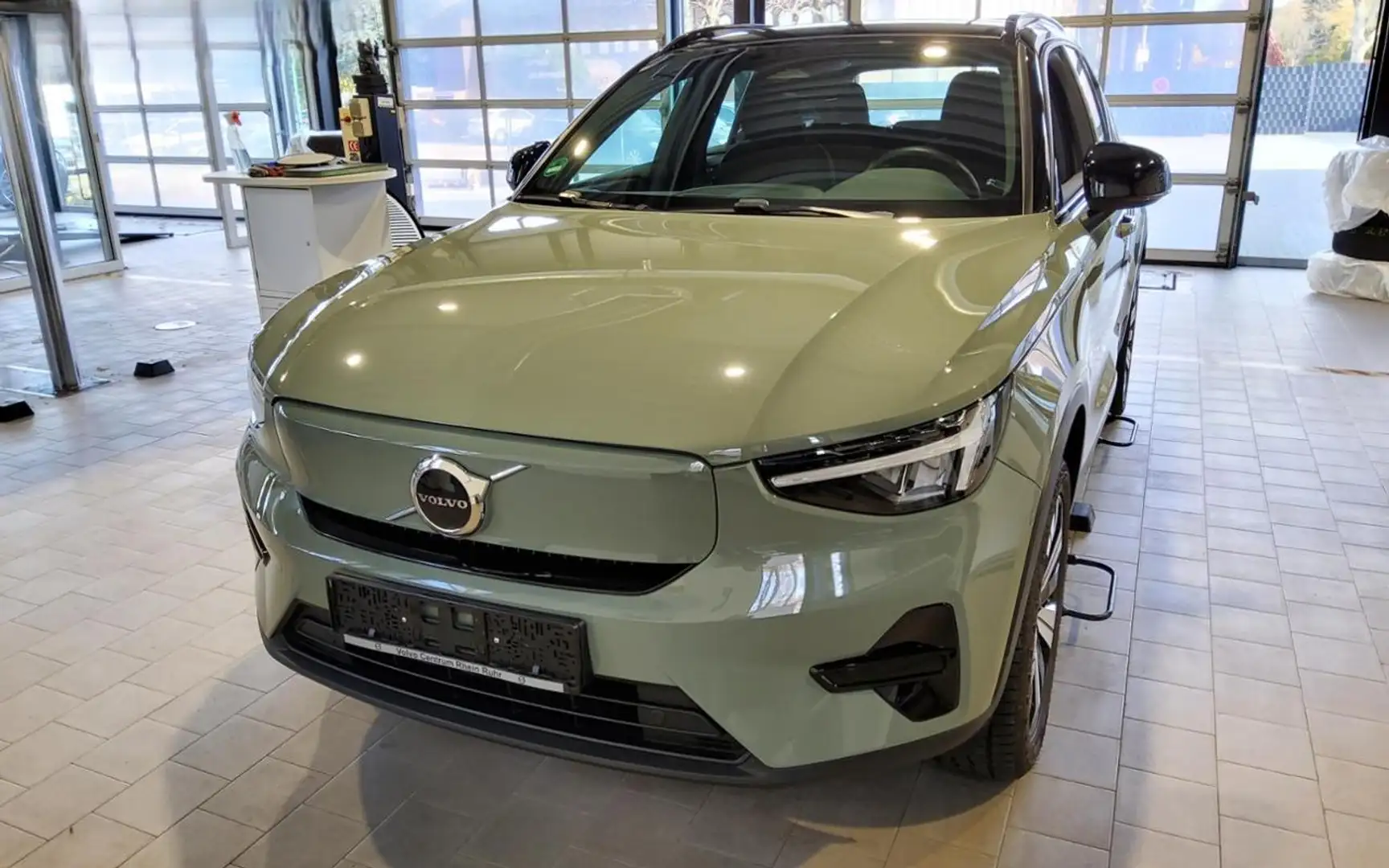 Volvo XC40 PURE ELECTRIC CORE AHK+STANDHZ+KAMERA+MET+ Grün - 2