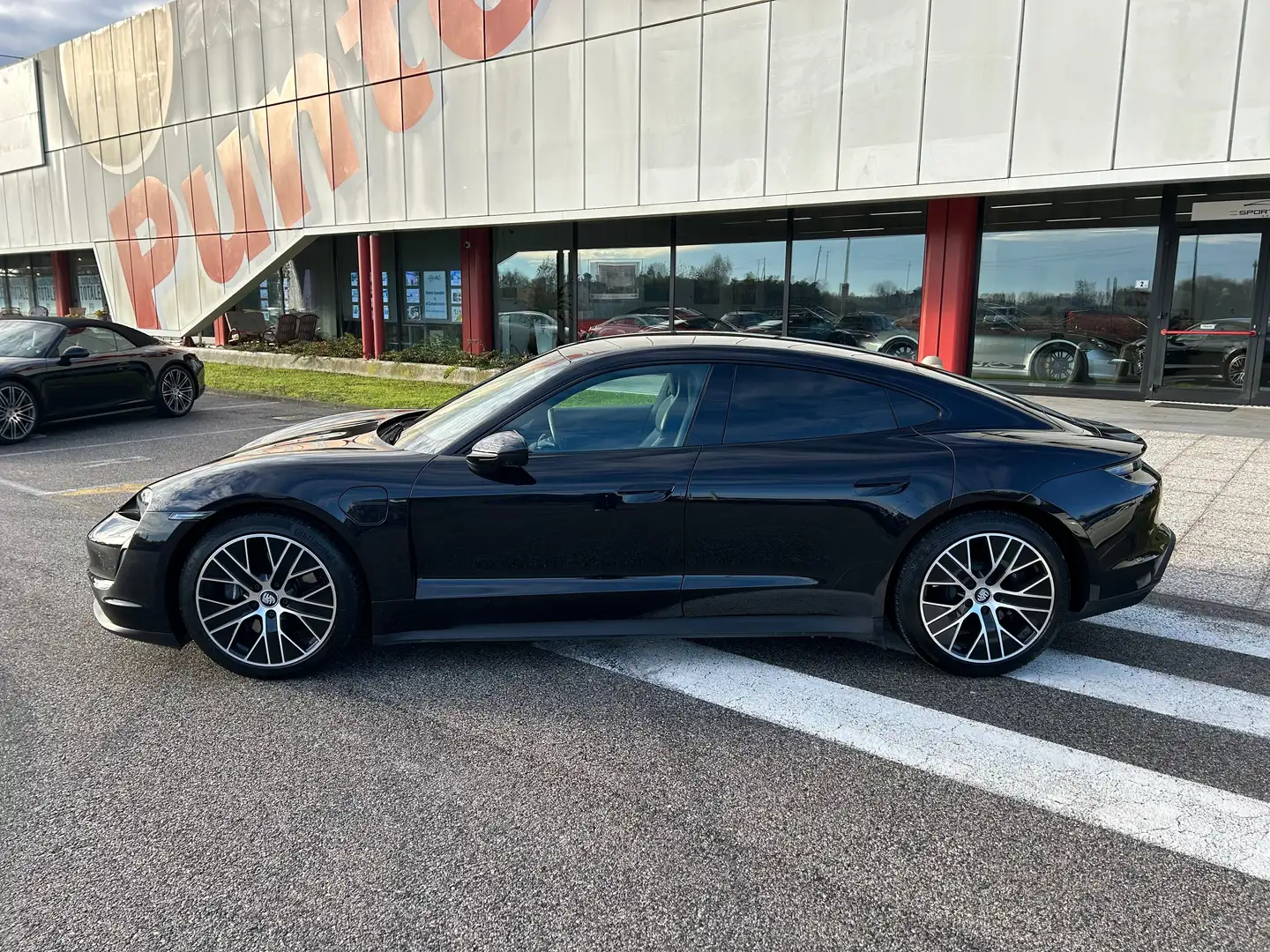 Porsche Taycan Schwarz - 2