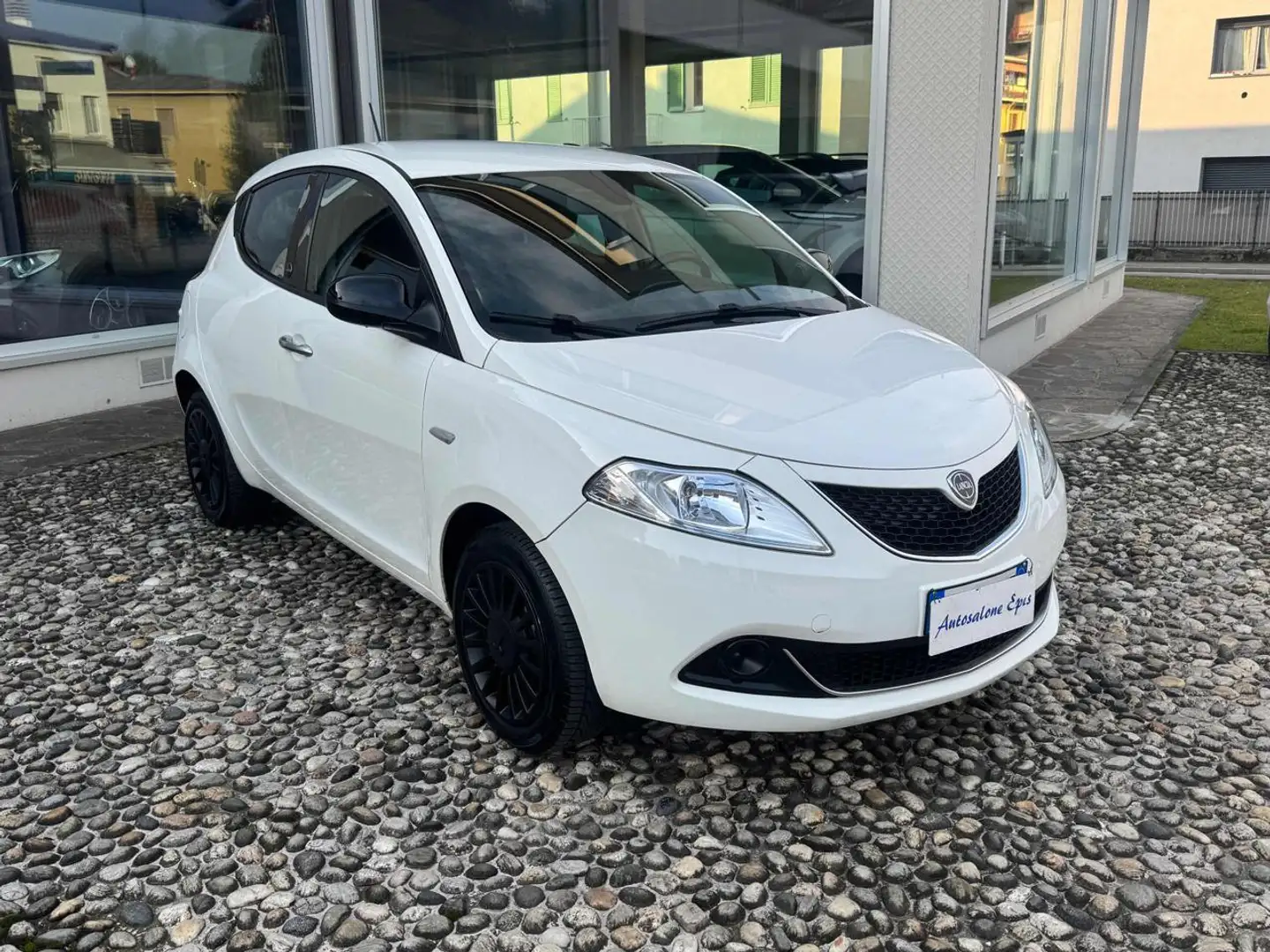 Lancia Ypsilon 1.0 FireFly 5 porte S&S Hybrid Ecochic Silver Blanc - 1