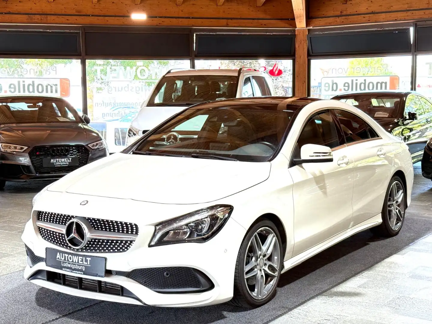 Mercedes-Benz CLA 250 AMG Line LED-PANO-NAVI-LEDER Blanc - 1