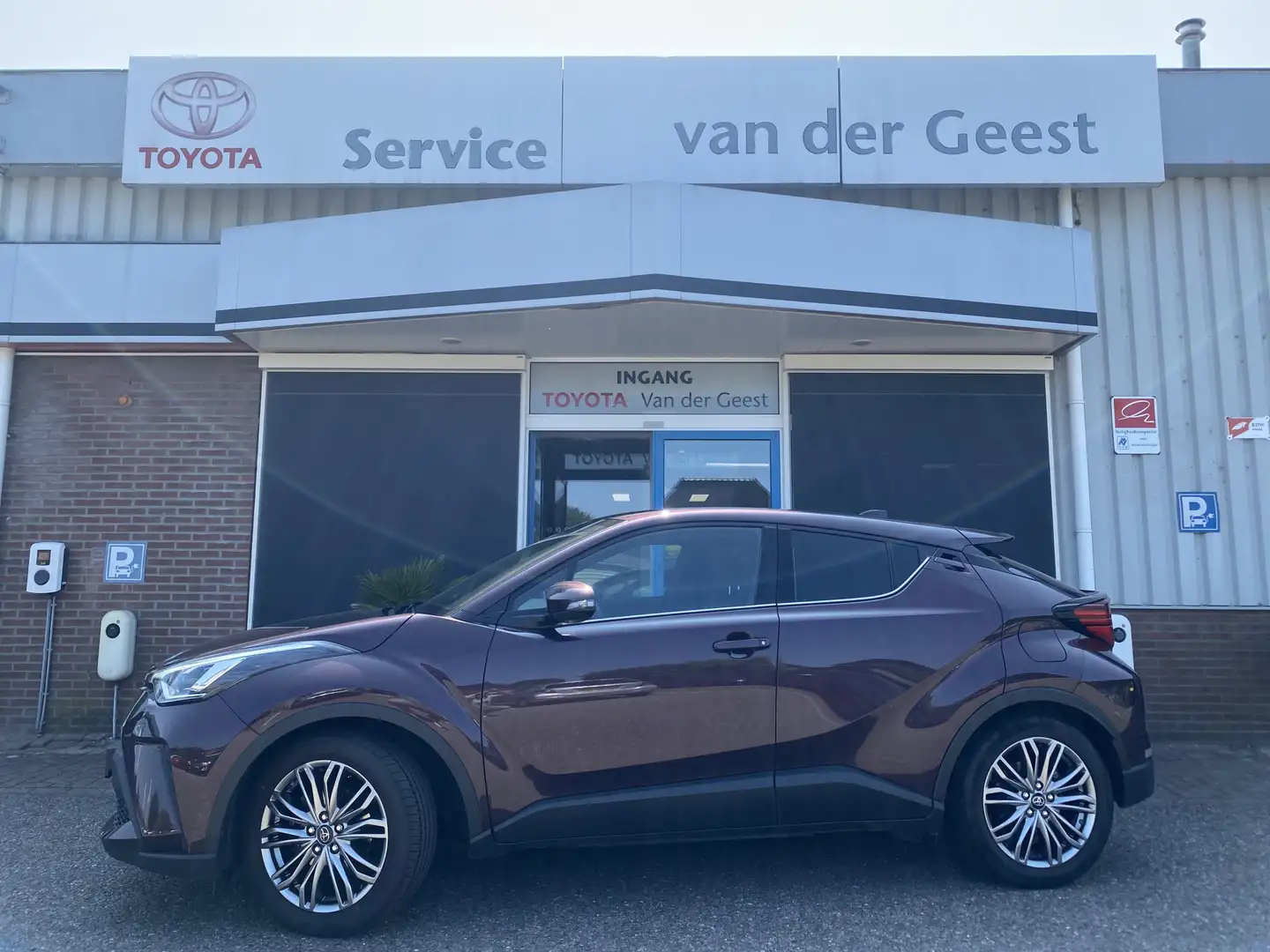 Toyota C-HR 2.0 Hybrid Executive Burdeos - 1