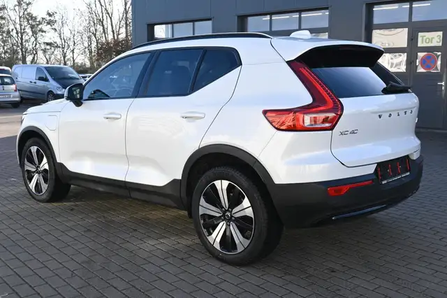 Volvo XC40 view 3